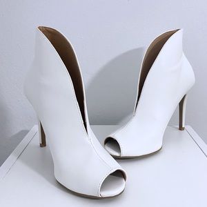 [Christian Siriano] IZZI white peep toe heels boottie. Size 8